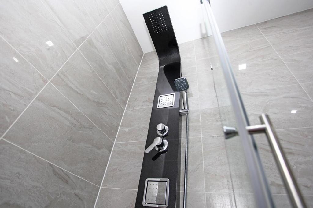 Sapphire House Apartments Телфорд Экстерьер фото